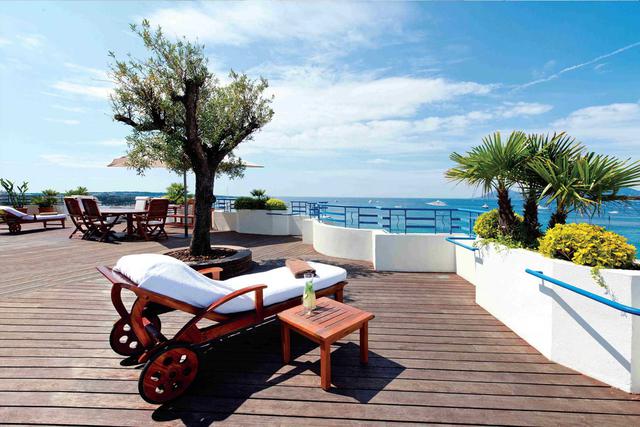 FOTO 5 | Suite Penthouse, Grand Hyatt Martinez (Cannes, Francia)
Cannes suena a lujo de por sí, así que para terminar de sentirte como una estrella de cine en plena efervescencia, tienes que reservar la Suite Penthouse en el Hotel Martinez. Sí, este nombre tan castizo responde a un alojamiento la mar de elegante con nada menos que 300 metros de interior más 270 de terraza, y con vistas impresionantes sobre la Bahía de Cannes y el famoso Boulevard de la Croisette. El jacuzzi, la sauna y el hammam (baño árabe) te ayudarán a relajarte después de un largo día de flashes y caviar por tan solo 34.000 euros, mientras sientes que el mundo es tuyo. ¿No te parece que la vida es maravillosa?