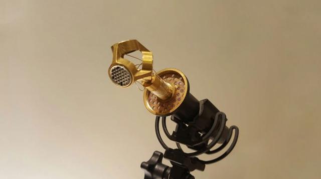 Los ingenieros de sonido tampoco se irán con las manos vacías. Sennheiser, empresa especializada en artículos sonoros, ha creado un micro para los desarrolladores de sonido en 3D.