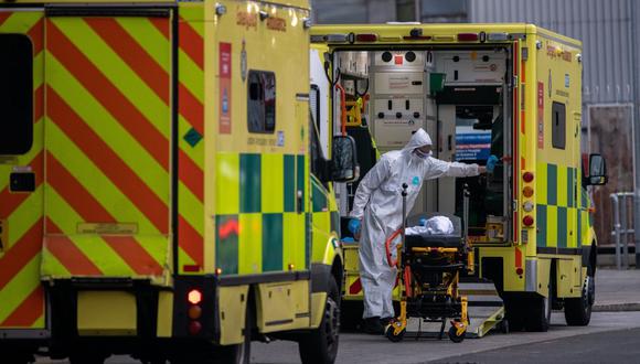 Un trabajador con equipo de protección personal limpia el interior de una ambulancia después de llegar al Royal London Hospital en Londres, Reino Unido, en plena pandemia de coronavirus. (Foto: Chris J. Ratcliffe / Bloomberg).