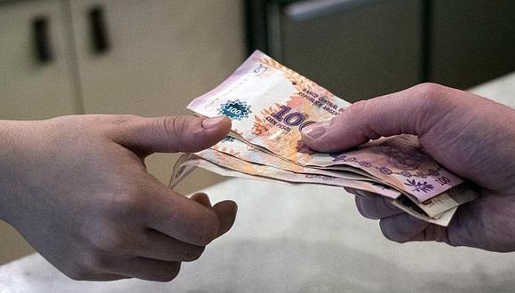 A las 11.44 hora local (14.44 GMT) el dolar estadounidense cotizaba en el estatal Banco Nación a 58 pesos argentinos por unidad para la venta, 3 pesos por encima de los 55 en los que cerró el lunes. (Foto: Reuters)