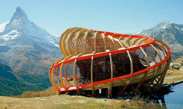 Evolver, Suiza. Esta construcción orgánica se instaló a 2.536 metros en 2009 con motivo del festival Zermatt de música en Suiza. El proyecto es de un grupo de estudiantes de arquitectura que priorizaron las vistas desde el enclave. La estructura consta de