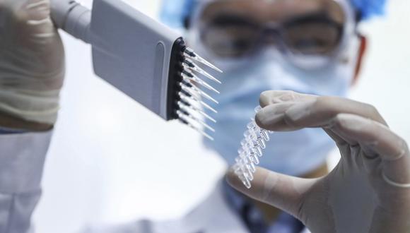 SinoPharm, que tiene dos vacunas en fase de pruebas, tiene capacidad para fabricar 220 millones de dosis al año. Foto: Zhang Yuwei/Xinhua via AP