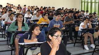 ¿Qué facilidades debería otorgar Minedu a los estudiantes de universidades no licenciadas?