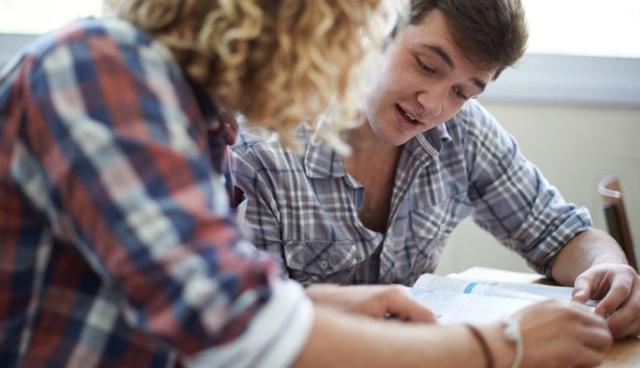 FOTO 9 | 9. Tutor. Todos tenemos fortalezas académicas, así que descubre cuál es la tuya y úsala para dar tutorías en ese tema, ya sea a otros estudiantes en tu mismo curso o a gente más chica. Si te fue muy bien en los exámenes de admisión, ahí tienes otra oportunidad de tutoría para chavos de prepa. El sueldo varía dependiendo de dónde vivas y de las materias que vas a enseñar, sin embargo, en Estados Unidos el promedio es de $18 dólares la hora. (Foto: Getty)