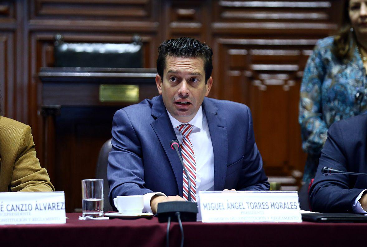 Miguel Torres, congresista de Fuerza Popular, visitó a Keiko Fujimori esta madrugada, mientras permanecía detenida. (Foto: Congreso de la República)