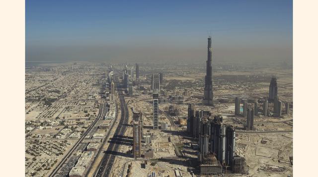 La torre fue terminada en 1.325 días y requiere hasta 12.000 trabajadores en el sitio en un día determinado.