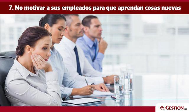 Un líder siempre debe impulsar a sus empleados a crecer en su profesión, y esto implica enseñarles cosas nuevas… o, por lo menos, no cerrarse al aprendizaje. Muchos jefes creen que sus empleados “ya saben lo suficiente”, y ni siquiera se molestan en incor