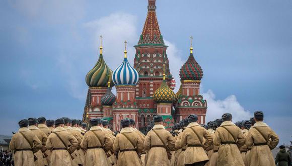 Imagen referencial. Soldados rusos marchan al frente de la Plaza Roja de Moscú. AFP