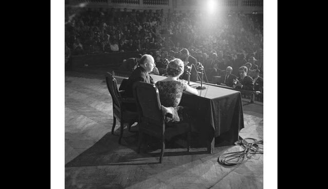 FOTO 9 | Salga fuera de su zona de confort. El diseñador confesaba que la idea de tener que acudir a Dallas para recibir un Oscar for Couture no le hacía mucha gracia. Sin embargo sabía que los americanos eran sus clientes más importantes. Finalmente aceptó conocer a la mujer americana.