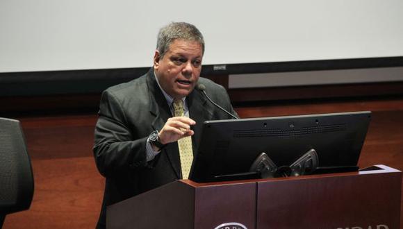 Carlos Parodi, Profesor Principal y Jefe del Departamento Académico de Economía en pregrado y profesor de la Escuela de Postgrado.
