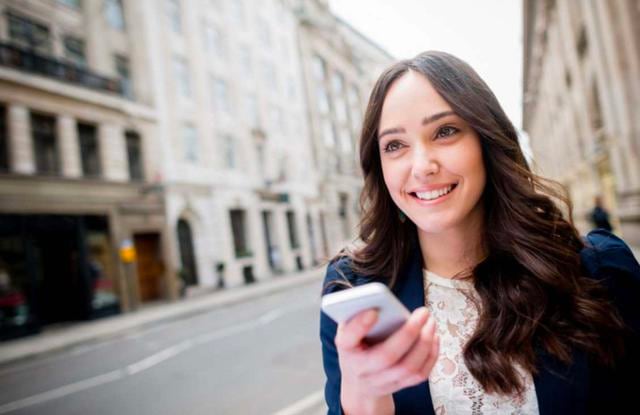 FOTO 17 |  UTILIZA APLICACIONES DE VIAJE COMPARTIDO. Los miembros del 'jet-set' que piensan en el valor deberían considerar aplicaciones para compartir viajes, "y deberían pensar más allá de Uber y Lyft", dice Sampson. Si bien la disponibilidad dependerá de dónde viajes, los principales jugadores en el espacio para compartir el paseo "podrían estar presentes, pero también podría haber opciones locales o regionales, incluidos BlaBlaCar, Gett, Juno, Ola, Didi Chuxing, Cabify y otros", comenta. El único inconveniente: el aumento de precio que puede traducirse rápidamente en una tarifa alta. Una solución fácil es la opción de compartir el vehículo para moderar los costos del viajero, agrega. Dubash también destaca los servicios de transporte compartido como típicamente más baratos y más eficientes que tomar un taxi y sugiere que compartas tu viaje con otras personas para reducir los costos. (Foto: Getty)