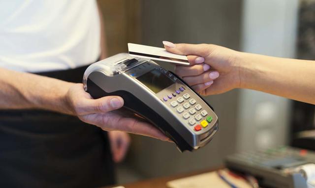 Foto 7 | Error 4: Acumular deudas en diversas tarjetas de crédito. Bajo ninguna circunstancia es bueno tener una sola deuda de este tipo, mucho menos varias a menos que puedas liquidarlas a final de mes. Incluso entonces, mejor evítalas.