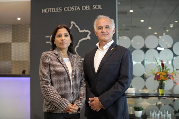 Paola Loayza, de LAP, y Mario Mustafá, CEO de la cadena de hoteles Costa del Sol, tras la licitación de hoteles como parte de la ampliación del aeropuerto Jorge Chávez. Foto: GEC