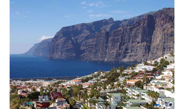 ACANTILADOS DE LOS GIGANTES, ESPAÑA. Estos acantilados son casi como paredes verticales que cubren la costa occidental de Tenerife, en las Canarias, y tienen una altura de 500 metros.