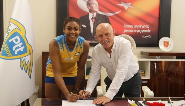 Ángela Leyva se puso la azul y oro del PTT Spor de Turquía. (Foto: PTT Spor)