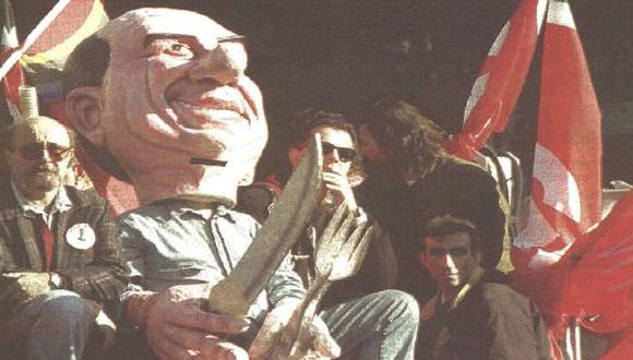 Un millón y medio de italianos protestaron ayer por el recorte del presupuesto 1995. Un manifestante viste una máscara del primer ministro Silvio Berlusconi. (Foto AFP).