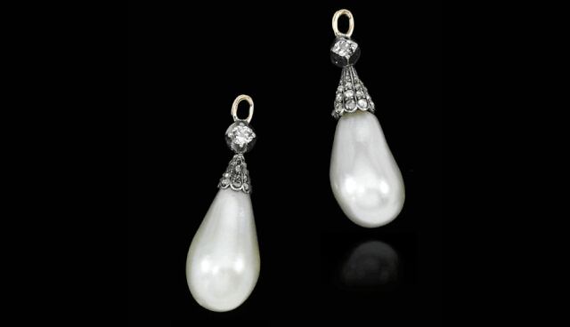 FOTO 6 | Un par de pendientes de perlas naturales que pertenecieron a María Antonieta, estimada entre US$ 30,000 y US$ 50,000. (Foto: AP)