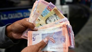 Bancos venezolanos comienzan a guardar dólares en medio de liberalización de Maduro