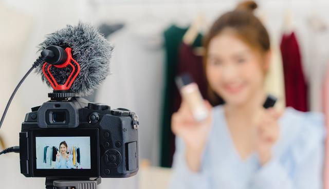 FOTO 6 | 6. Blogger. Equipo: Computadora
¿Tienes un interés muy específico y no sabes cómo obtener dinero de él? ¡Escribe un blog sobre el tema!

Muchos emprendedores exitosos han encontrado su camino a través de los blogs.  Por ejemplo, Joel Widmer, dueño de Fluxe Digital Marketing, asevera que la mejor manera de triunfar en este rubro es saber qué quiere leer tu público meta y crear contenido que lo involucre. Esto requiere cierto conocimiento de Google Analytics, pero a nivel muy básico.

Solo necesitas una computadora y una buena conexión a internet. Hay muchas plataformas gratuitas que básicamente te construyen el blog. Solo necesitas comenzar a escribir. (Foto: Freepik)