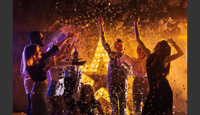 FOTO 26 | 26. Aprovecha toda la noche
Nadie va a detenerte al momento de “enfiestar” si tienes 30. Solo que las resacas se volverán cada vez más pesadas así que intenta aprovecharlo de una vez.

Haz lo que sea, ya sea bailar, jugar cartas o billar toda la noche.
(Foto: Freepik)