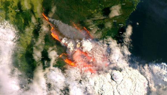 Esta imagen satelital de la bahía Batemans muestra el humo y fuego de los incendios forestales en Australia. (Foto: Reuters)