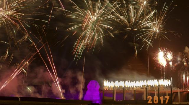 La majestuosidad de la esfinge es opacada por los fuegos artificiales que llenaron de luz al cielo de El Cairo en Egipto. (Foto: AP).