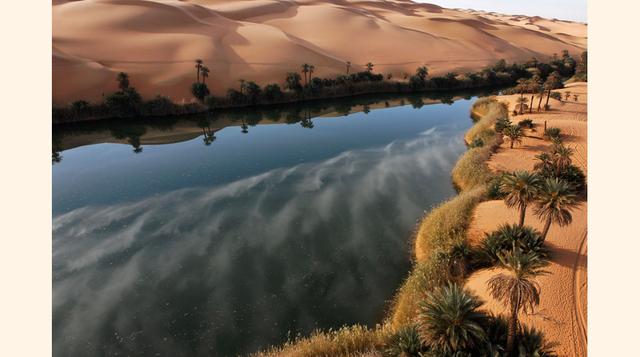 Lagos Ubari, Libia. En medio del desértico paraje del Sáhara, en Libia, varios manantiales de agua salada brotan bajo la arena para formar espectaculares oasis que dan aliento a hombres y animales. El más conocido es el lago Um el Ma´a (en la foto), por s