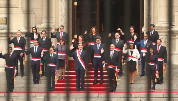 La foto protocolar frente a Palacio de Gobierno con Walter Martos como primer ministro, 14 ministros ratificados y 4 nuevos. (Foto: GEC)