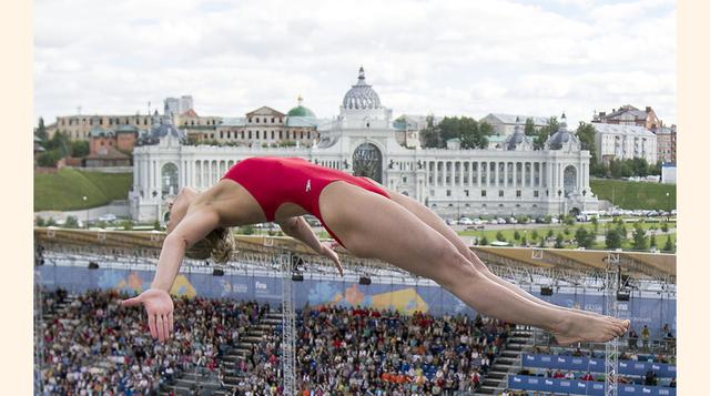 Lysanne Richard de Canadá salta de una altura de 20m en la competencia femenina en el Campeonato Mundial de Natación en Kazán, Rusia. (Foto: Reuters).