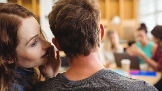 Cuando el chisme impregna los pasillos de una organización hasta el punto en que el lugar de trabajo se convierte en un ambiente de trabajo hostil. (Foto: Freepik)