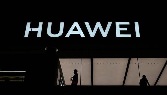 Esta foto tomada el 12 de julio de 2022 muestra el logotipo de la tienda insignia de Huawei en Shenzhen, en la provincia de Guangdong, en el sur de China. (Foto de Jade GAO / AFP)