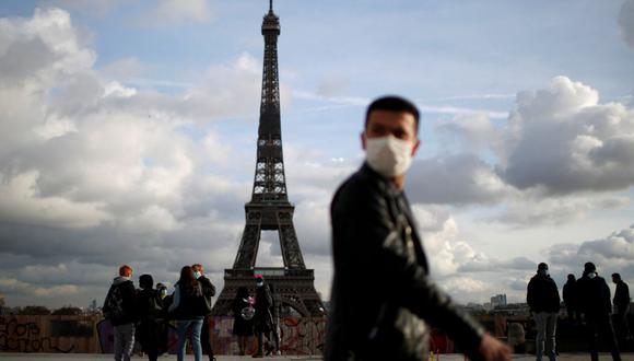 Un hombre, con máscara protectora, camina en la plaza Trocadero cerca de la Torre Eiffel en París en medio del brote de la enfermedad por coronavirus (COVID-19) en Francia, el 22 de enero de 2021. (REUTERS/Gonzalo Fuentes).