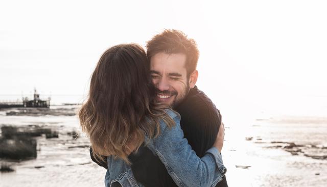 FOTO 3 | 3. Expresa cómo te sientes.
La capacidad de expresar emociones es esencial para mantener relaciones personales cercanas.
Todos conocemos a esa persona a la que le cuesta dar un abrazo o decir un sencillo "te aprecio".
Pero expresiones de cariño tales como "te quiero", "te aprecio", y "me gusta que pasemos tiempo juntos" son muy importantes para mantener una relación sana, al igual que preguntar a la otra persona cómo se siente o si ha tenido un buen día.
Si no eres una persona particularmente expresiva, también puedes utilizar el lenguaje corporal.  (Foto: Freepik)