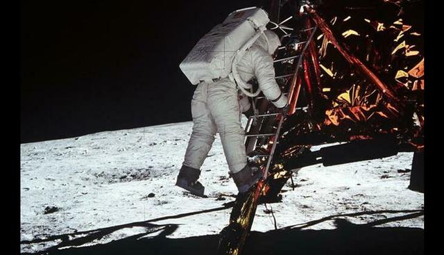 FOTO 4 | "Este es un pequeño paso para un hombre, pero un gran salto para la Humanidad". Esta es la frase que dijo Neil Armstrong al pisar la Luna, una frase que casi solo él sabía y con la que después hubo polémica: ¿un pequeño paso para 'el hombre' o para 'un hombre'? Él siempre insistió en que dijo para 'un hombre' y las tecnologías más avanzadas, como un software de edición de sonido, además de expertos en lingüística y audio, le dieron la razón casi cuatro décadas después. (Foto: NASA)