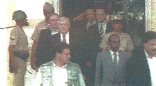 El ex presidente Jimmy Carter abandona el Cuartel General del Ejército en Puerto Príncipe, luego de sostener una reunión con el general Raoul Cedras. (Foto AFP).