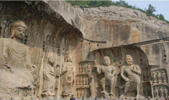 Las cuevas de Longmen. Los artistas budistas trabajaron en la roca dura que se encontraba en el acantilado y crearon personajes religiosos (cerca de 100 mil) que fueron distribuidos a los largo de mil 400 cuevas. Las mismas en diferentes medidas y actitud