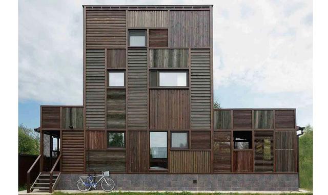 Volga House, Rusia. Un hogar unifamiliar que revisita el código de las dachas, las casas de campo rusas, que se construían de forma fragmentada y con los materiales más a mano. En esta revisión, Peter Kostelov combina hasta siete tipos de paneles listados