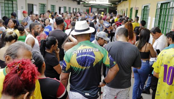La gente hace cola para votar durante las elecciones legislativas y presidenciales, en Brasilia, Brasil, el 2 de octubre de 2022.  (Foto de Sergio Lima / AFP)