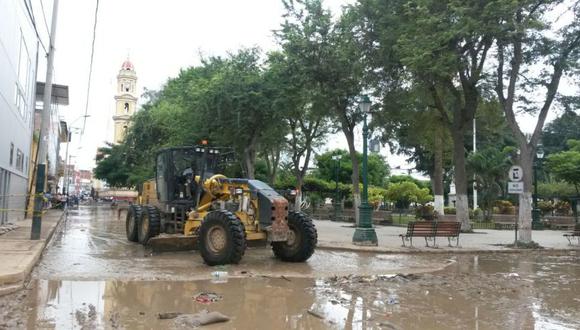Personal municipal y obreros contratados operan motobombas y tractores para despejar el agua y los escombros que ha acarreado la inundación. (Foto: GEC)