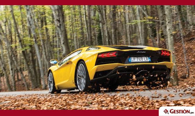 El otro cambio notable dentro del Aventador S es el panel de instrumentos detrás del volante. Dependiendo del modo de conducción que usted escoja, la pantalla digital muestra diversas configuraciones que exhiben la velocidad, las RPM, el status del motor,