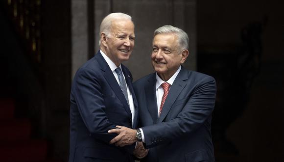 El presidente de México, Andrés Manuel López Obrador, saluda al presidente de los Estados Unidos, Joe Biden, durante una ceremonia oficial de bienvenida en el Palacio Nacional de la Ciudad de México el 9 de enero de 2023. (Foto de Jim WATSON / AFP)