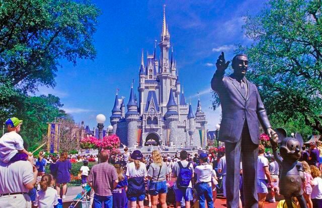 FOTO 38 | INVIERTE EN UN PASE DE CIUDAD. "Muchas ciudades venden pases que te brindan uso ilimitado de sus sistemas de transporte público durante una cierta cantidad de días", dice Perrin. "Muchas ciudades también venden pases que ofrecen acceso ilimitado a una serie de museos locales, atracciones turísticas y otros sitios, y que a menudo te permiten omitir las filas y usarse dentro de un marco de tiempo determinado", explica. Por ejemplo, en lugar de comprar una entrada individual al Louvre, compra el Paris Museum Pass (Pase para los museos de París) para acceder a más de 60 atracciones y evitar las filas en las mejores colecciones. Y en el sur de California, opta por comprar un CityPass para ingresar a Legoland, Disneyland Park y Disney California Adventure y SeaWorld San Diego a un precio que tiene descuento. (Foto: Getty)