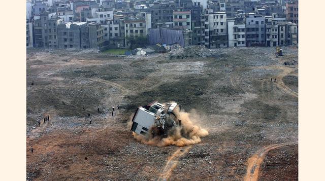 Los propietarios de esta "casa clavo", en el medio de un área en que se iba a construir un centro comercial en Guangzhou, perdió un pleito 2008 buscando una mayor compensación. (Foto: REUTERS)