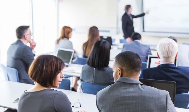FOTO 8| Pregunta sobre la metodología de enseñanza preponderante.  Por ejemplo, si se trata de un MBA o maestría relacionada con gestión empresarial, será importante ver el compromiso de la escuela con el método del caso. Cuando te entrevistes con egresad