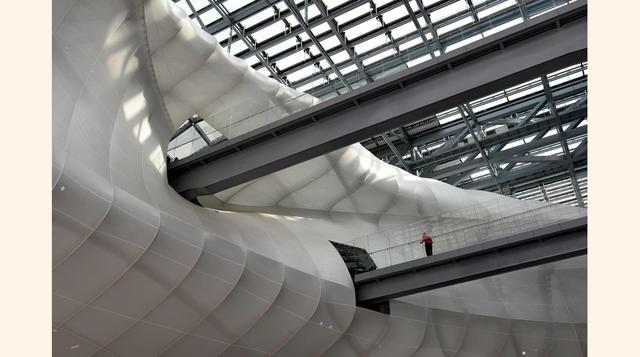 La construcción de la nube, que tuvo un costo de 353 millones de euros, fue financiada en parte con la venta de cuatro edificios de la época fascista. (Foto: AFP)