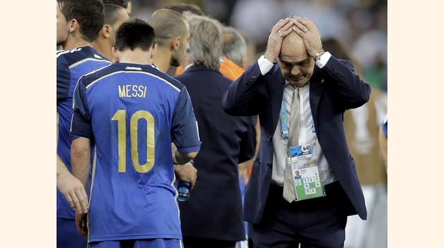 Entrenador de Argentina Alejandro Sabella se agarra la cabeza junto a Lionel Messi. (Foto: Reuters)