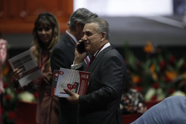 El congresista electo Daniel Urresti espera el inicio de la ceremonia de entrega de credenciales. (Foto: César Campos / GEC)