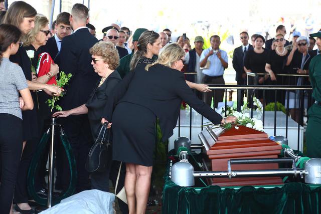 Javier Pérez de Cuéllar recibiendo el último adiós de sus familiares. (Foto: Hugo Curotto / GEC)