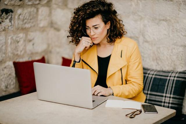 FOTO 4 | 4. Escribe. Para hacer dinero escribiendo, necesitas empezar con una buena base de habilidades para escribir e investigar. También puede que tengas que entrevistar fuentes, así que tus habilidades como entrevistador tienen que estar bien fundamentadas. Hay muchísimos tipos de trabajos escribiendo, desde hacer copys hasta hacer contenido brandeado para marcas (básicamente marketing), y la mayoría de los trabajos se pueden hacer de manera remota.
No es sorprendente que la demanda esté directamente relacionada con tu experiencia y tu área de experiencia. La experiencia de nicho, como en la industria de aviación o en aplicaciones de seguridad, puede impactar tu rentabilidad. Así que define áreas en las que ya tengas contactos y de las que ya sepas algo y asegúrate de tener un sitio web que muestre tus mejores trabajos y cualidades. (Si no tienes ejemplos de trabajos publicados, ahí es donde debes empezar). El ingreso promedio por hora de un escritor freelance es de $24.70 dólares en Estados Unidos.

Si vas empezando, hay muchos espacios en los que puedes encontrar trabajos de escritura y lugares donde puedes publicitar tus servicios y buscar trabajo, aunque la competencia puede ser bastante dura según escribe John Rampton, colaborador de Entrepeneur. Asegúrate de ser el tipo de escritor que entrega trabajos precisos y bien escritos y que entrega a tiempo, para que no le cargues más trabajo a un editor ocupado. Esto puede llegar a trasladarte a la lista de escritores base para un editor.

Algunos lugares en los que puedes buscar trabajos de medio tiempo para escribir son FlexJobs, que muestra oportunidades en categorías específicas como gamers, finanzas o salud; Freelanced, una red social para freelancers en la que puedes buscar trabajos y compartir tu portafolio; y FreelanceWritingGigs, que enlista trabajos y ofertas para editores en una gran variedad de industrias. (Foto: Getty)