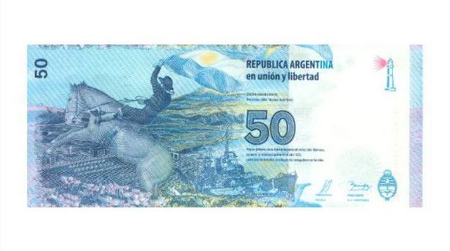 El lado anverso del billete argentino se ve el Crucero General Belgrano, en reconocimiento a los combatientes caídos en la guerra de Las Malvinas de 1982 contra el Reino Unido.